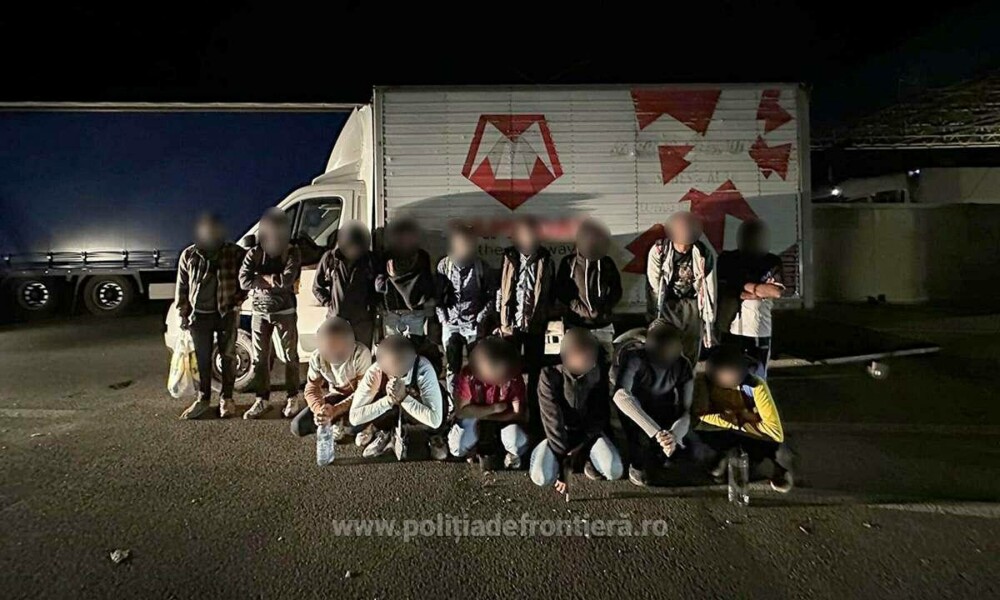 Peste 50 de cetăţeni străini, ascunși în patru autoutilitare care încercau să iasă ilegal din ţară prin judeţul Arad. FOTO - Imaginea 6