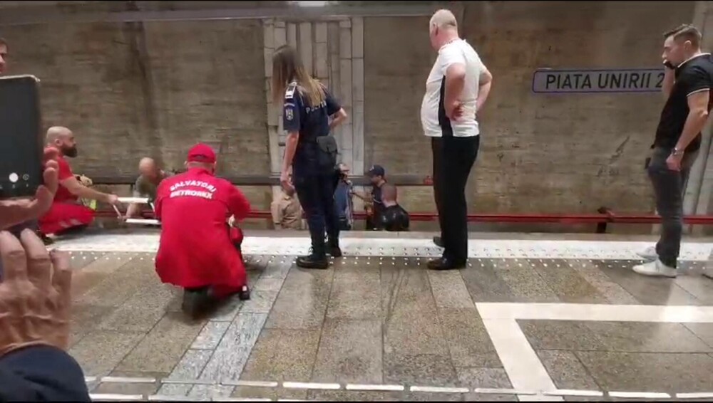 Un bărbat s-a legat cu cătușe pe șina metroului, la Piața Unirii. A strigat: „Opriți păcănelele” - VIDEO - Imaginea 2