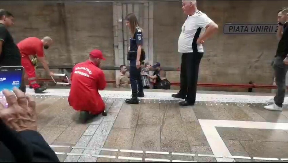 Un bărbat s-a legat cu cătușe pe șina metroului, la Piața Unirii. A strigat: „Opriți păcănelele” - VIDEO - Imaginea 3