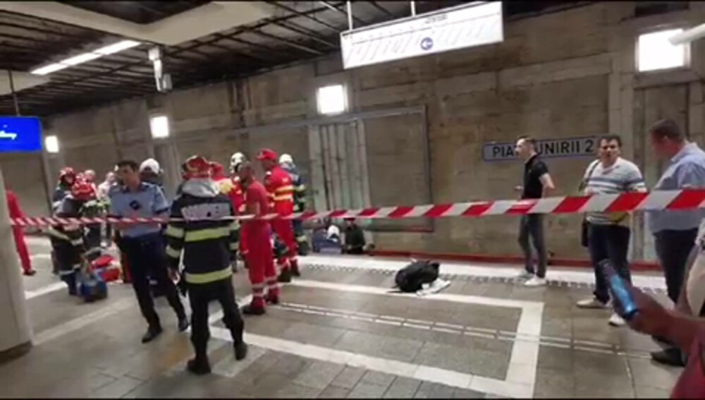 Un bărbat s-a legat cu cătușe pe șina metroului, la Piața Unirii. A strigat: „Opriți păcănelele” - VIDEO - Imaginea 5