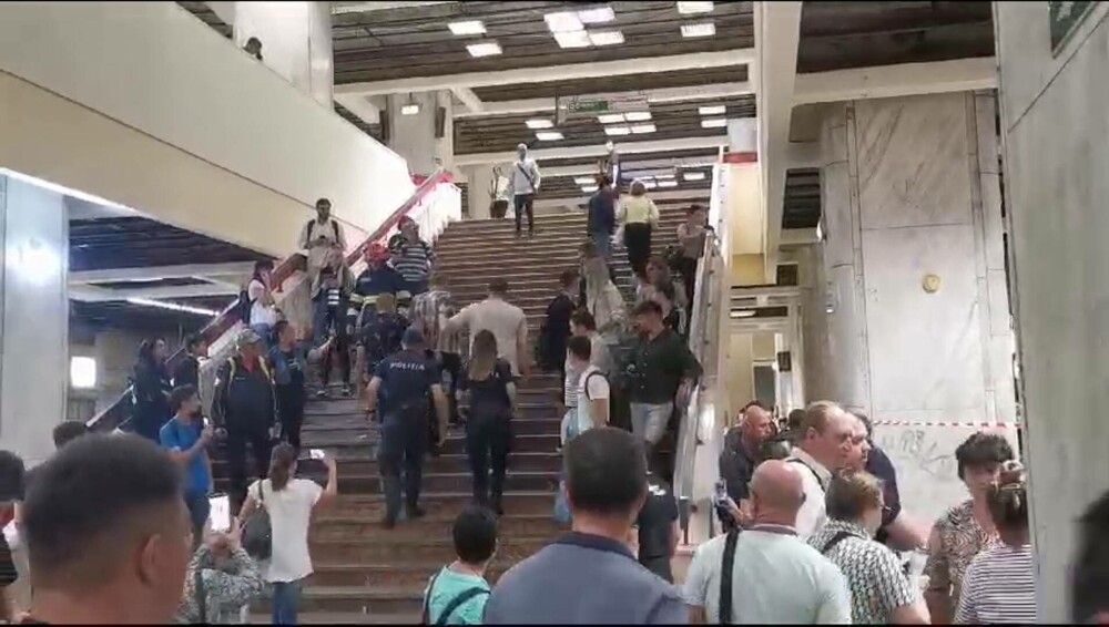 Un bărbat s-a legat cu cătușe pe șina metroului, la Piața Unirii. A strigat: „Opriți păcănelele” - VIDEO - Imaginea 6