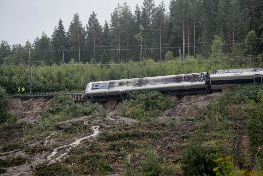 Trei oameni au fost răniți după ce un tren din Suedia a deraiat din cauza unor ploi puternice - Imaginea 1
