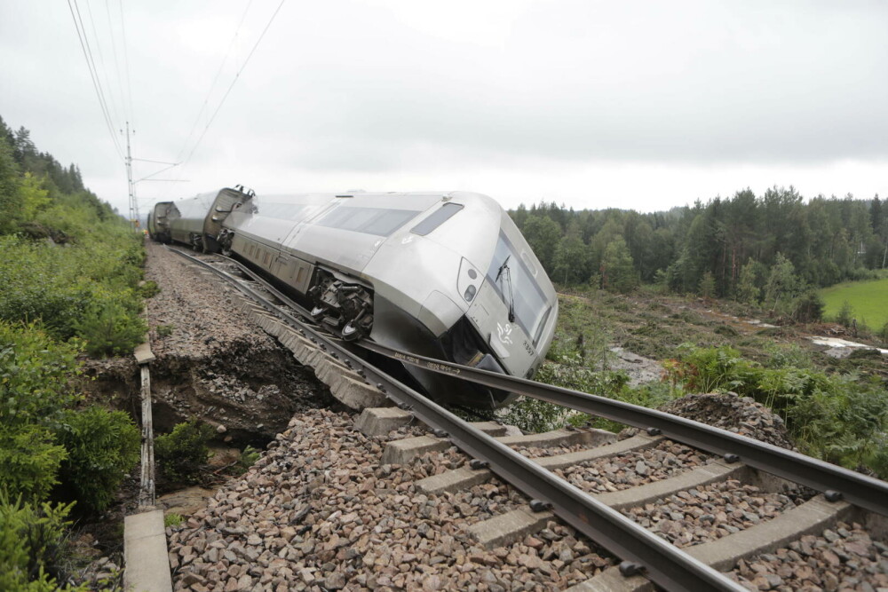 Trei oameni au fost răniți după ce un tren din Suedia a deraiat din cauza unor ploi puternice - Imaginea 2