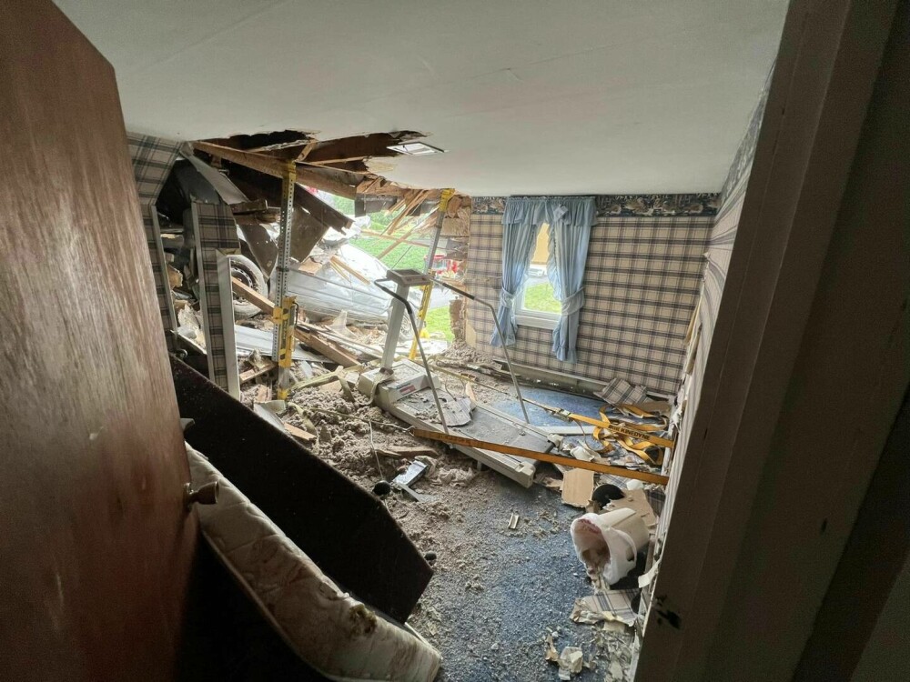 O mașină a intrat în etajul unei case și a rămas suspendată | GALERIE FOTO - Imaginea 4