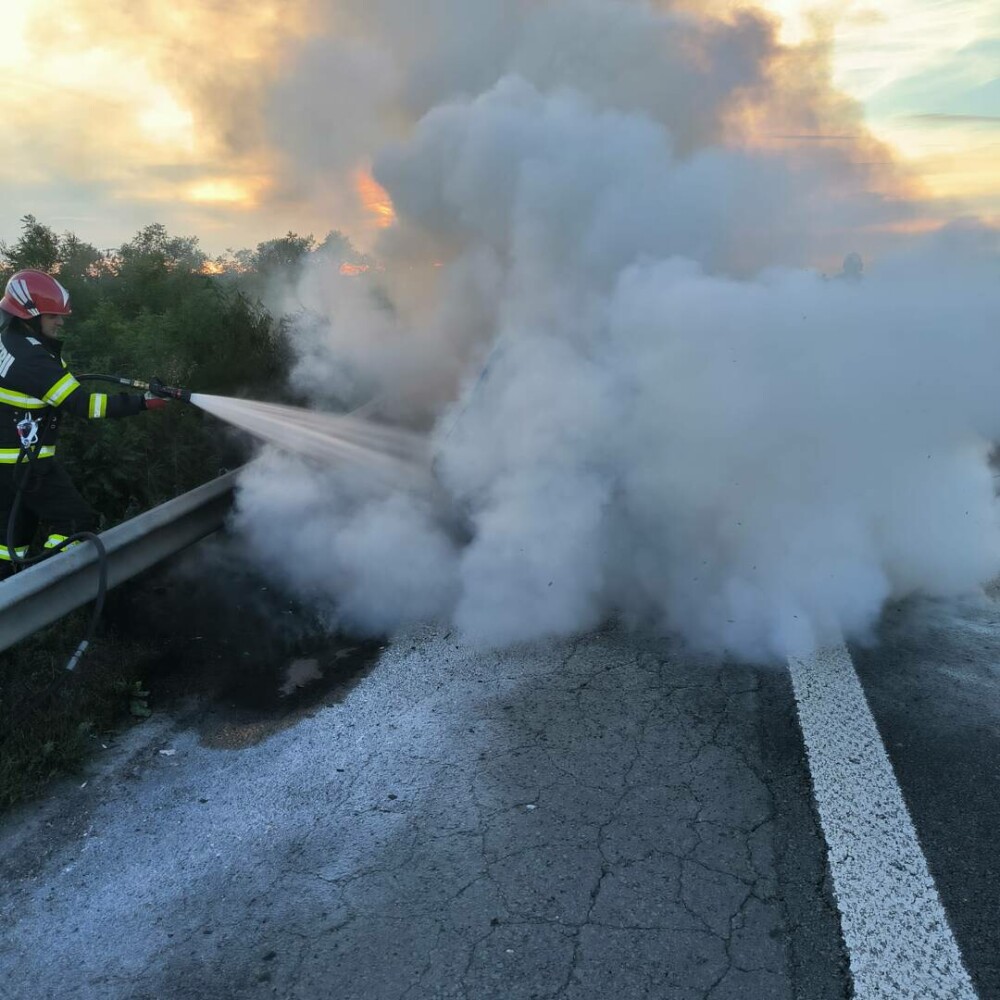 O mașină a luat foc pe Autostrada Bucureşti - Piteşti. Nu sunt victime | FOTO - Imaginea 1
