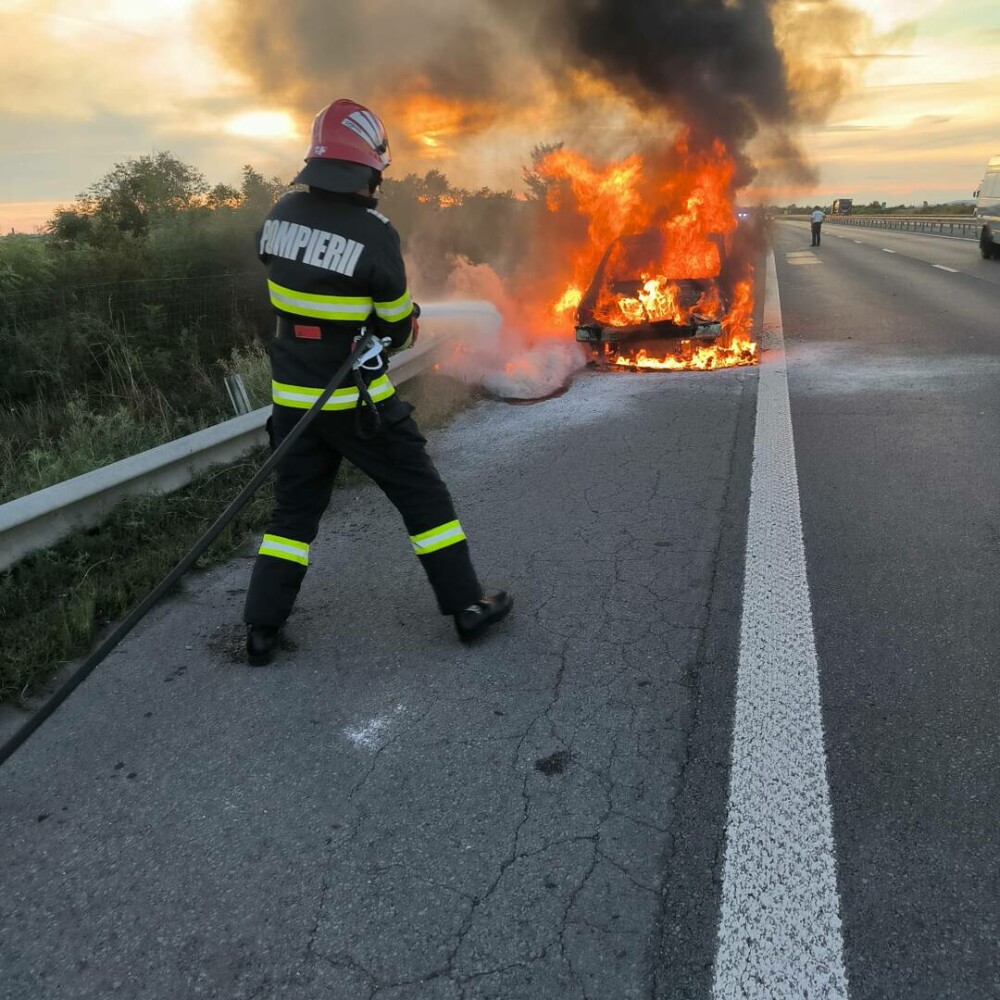 O mașină a luat foc pe Autostrada Bucureşti - Piteşti. Nu sunt victime | FOTO - Imaginea 2