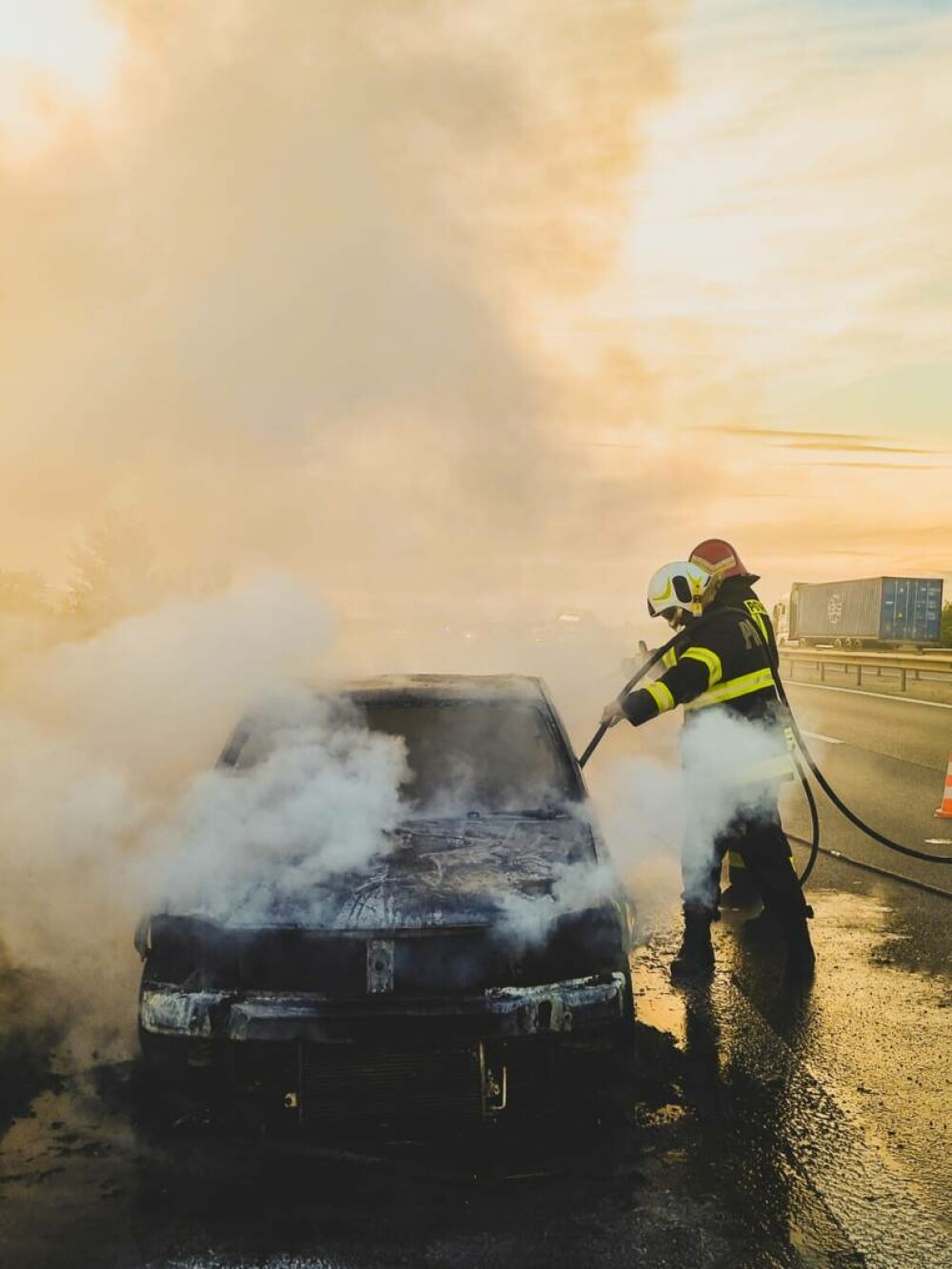 O mașină a luat foc pe Autostrada Bucureşti - Piteşti. Nu sunt victime | FOTO - Imaginea 4