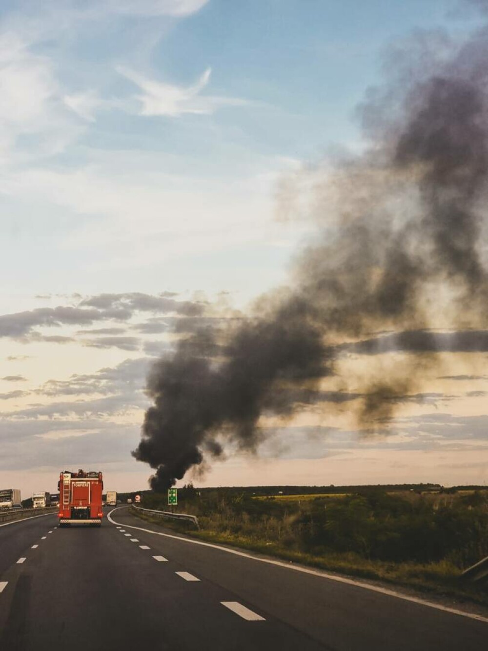 O mașină a luat foc pe Autostrada Bucureşti - Piteşti. Nu sunt victime | FOTO - Imaginea 5