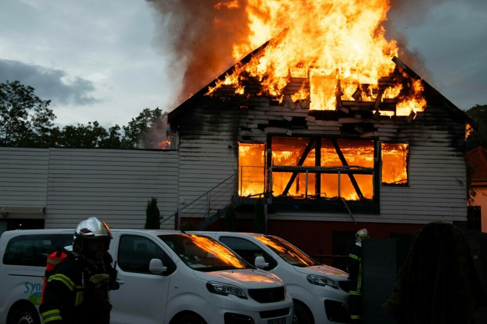 11 persoane au murit într-un incendiu izbucnit la o casă de vacanţă pentru persoane cu dizabilităţi, în Franţa. FOTO - Imaginea 1