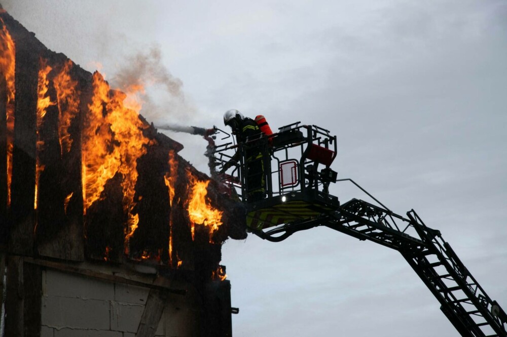 11 persoane au murit într-un incendiu izbucnit la o casă de vacanţă pentru persoane cu dizabilităţi, în Franţa. FOTO - Imaginea 2