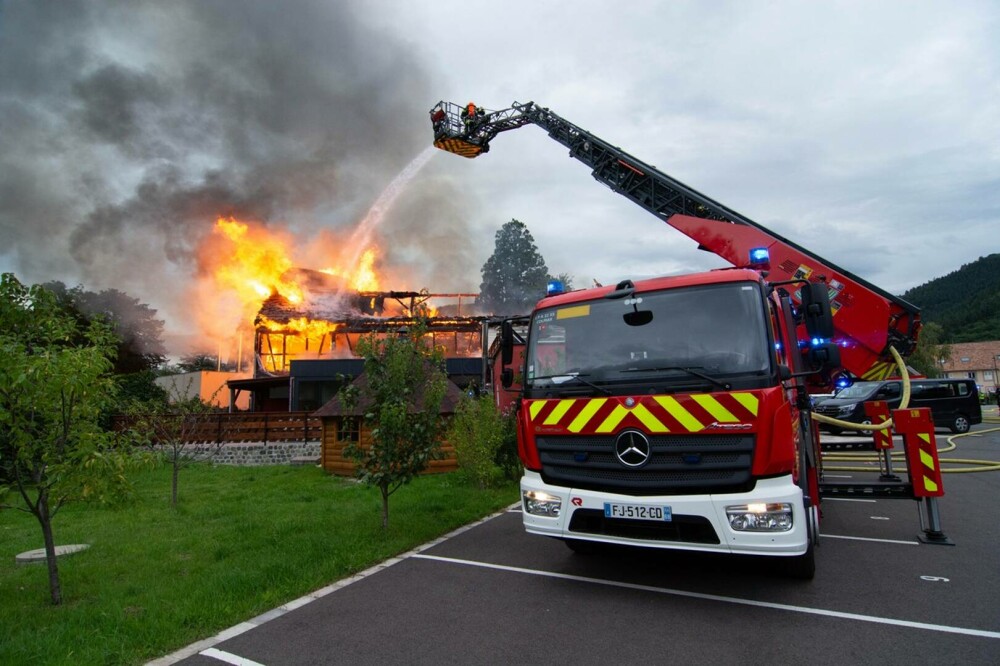 11 persoane au murit într-un incendiu izbucnit la o casă de vacanţă pentru persoane cu dizabilităţi, în Franţa. FOTO - Imaginea 3