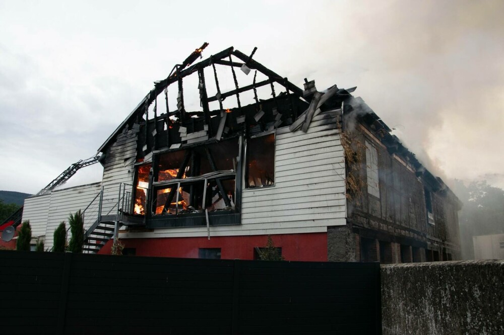 11 persoane au murit într-un incendiu izbucnit la o casă de vacanţă pentru persoane cu dizabilităţi, în Franţa. FOTO - Imaginea 5