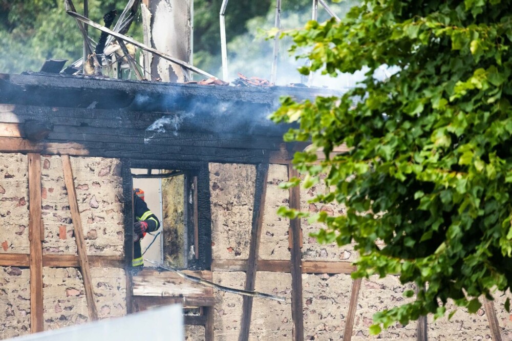 11 persoane au murit într-un incendiu izbucnit la o casă de vacanţă pentru persoane cu dizabilităţi, în Franţa. FOTO - Imaginea 6