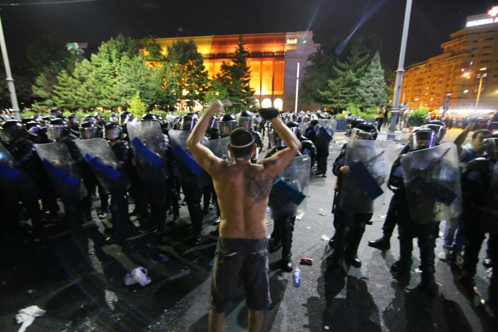 Manifestație în Piaţa Victoriei la cinci ani de la evenimetele din 10 august 2018. „Înlăcrimaţi, dar nu de la gaze” | FOTO - Imaginea 15