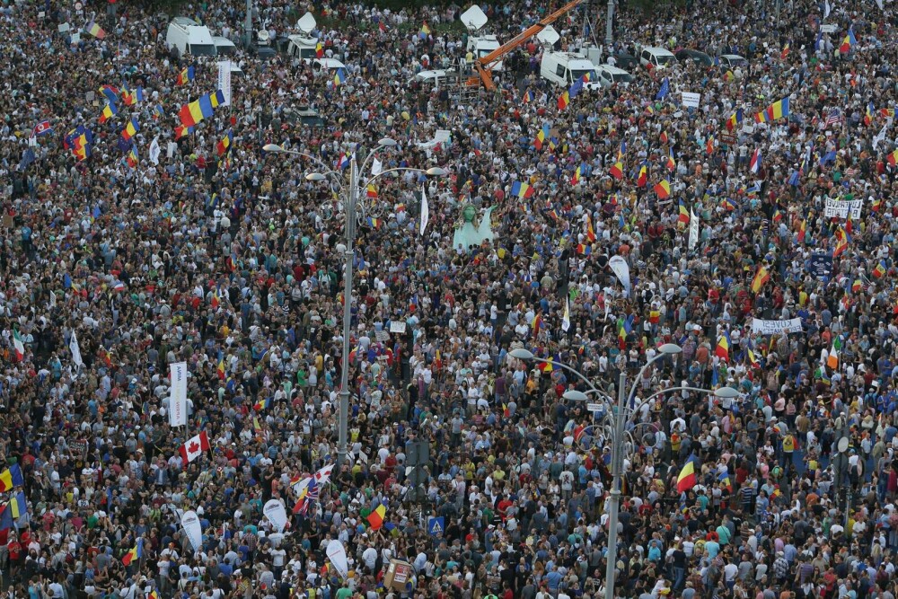 Manifestație în Piaţa Victoriei la cinci ani de la evenimetele din 10 august 2018. „Înlăcrimaţi, dar nu de la gaze” | FOTO - Imaginea 12