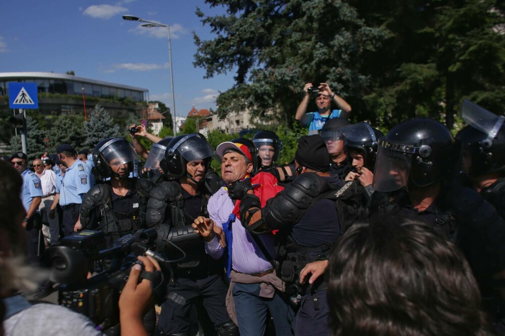 Manifestație în Piaţa Victoriei la cinci ani de la evenimetele din 10 august 2018. „Înlăcrimaţi, dar nu de la gaze” | FOTO - Imaginea 11