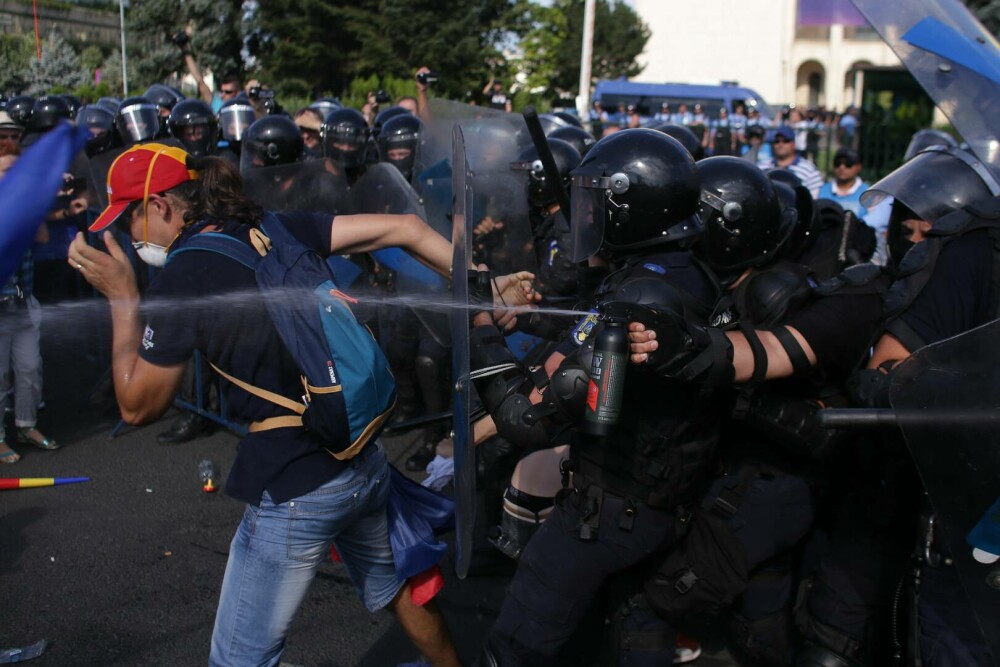 5 ani de la violențele din 10 august. GALERIE FOTO cu protestatarii agresați de forțele de ordine - Imaginea 7