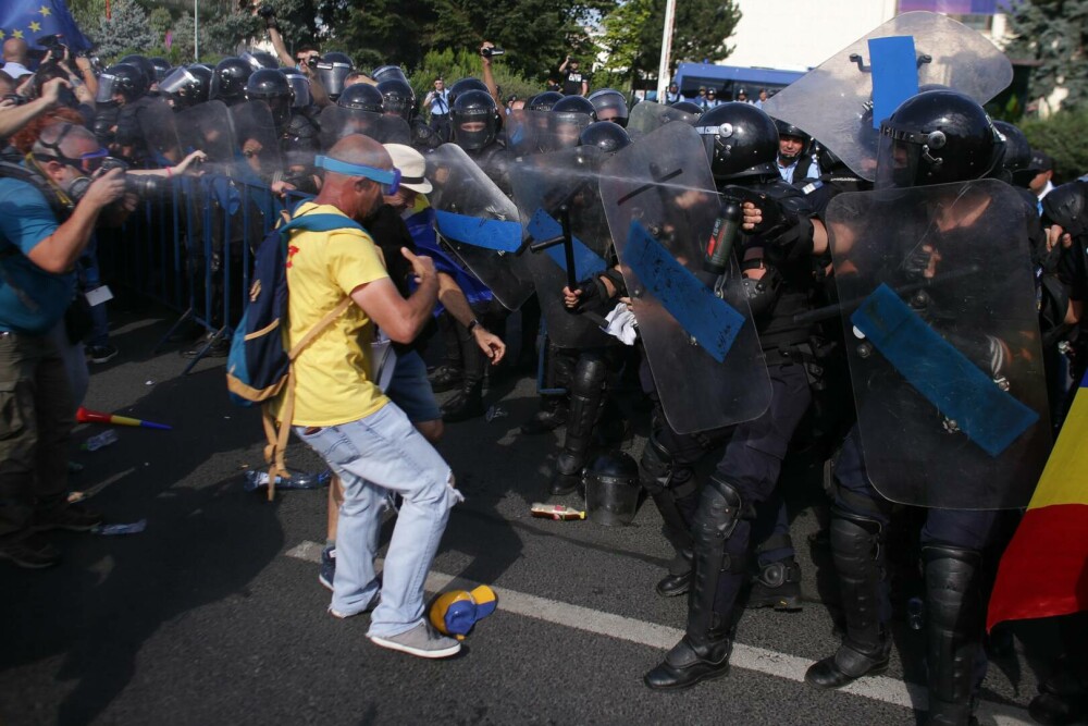 5 ani de la violențele din 10 august. GALERIE FOTO cu protestatarii agresați de forțele de ordine - Imaginea 8