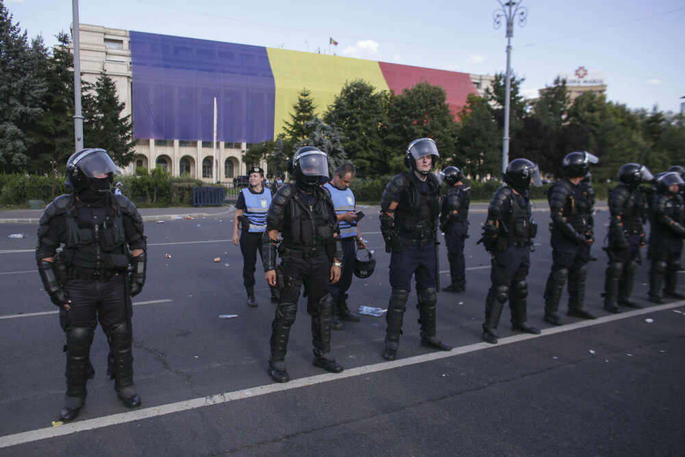 5 ani de la violențele din 10 august. GALERIE FOTO cu protestatarii agresați de forțele de ordine - Imaginea 10