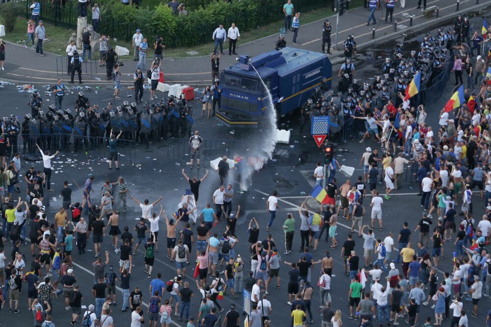 Manifestație în Piaţa Victoriei la cinci ani de la evenimetele din 10 august 2018. „Înlăcrimaţi, dar nu de la gaze” | FOTO - Imaginea 5