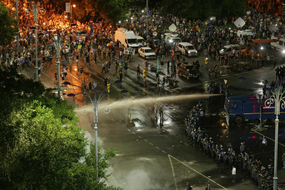 Manifestație în Piaţa Victoriei la cinci ani de la evenimetele din 10 august 2018. „Înlăcrimaţi, dar nu de la gaze” | FOTO - Imaginea 1