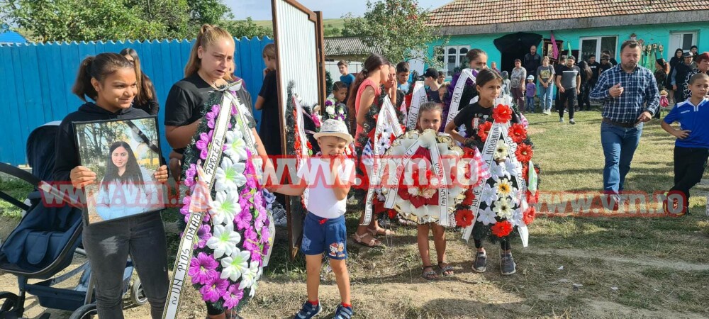 Imagini sfâșietoare de la înmormântarea Alinei. Sute de oameni o plâng pe ultimul ei drum, tatăl nu este prezent FOTO&VIDEO - Imaginea 2