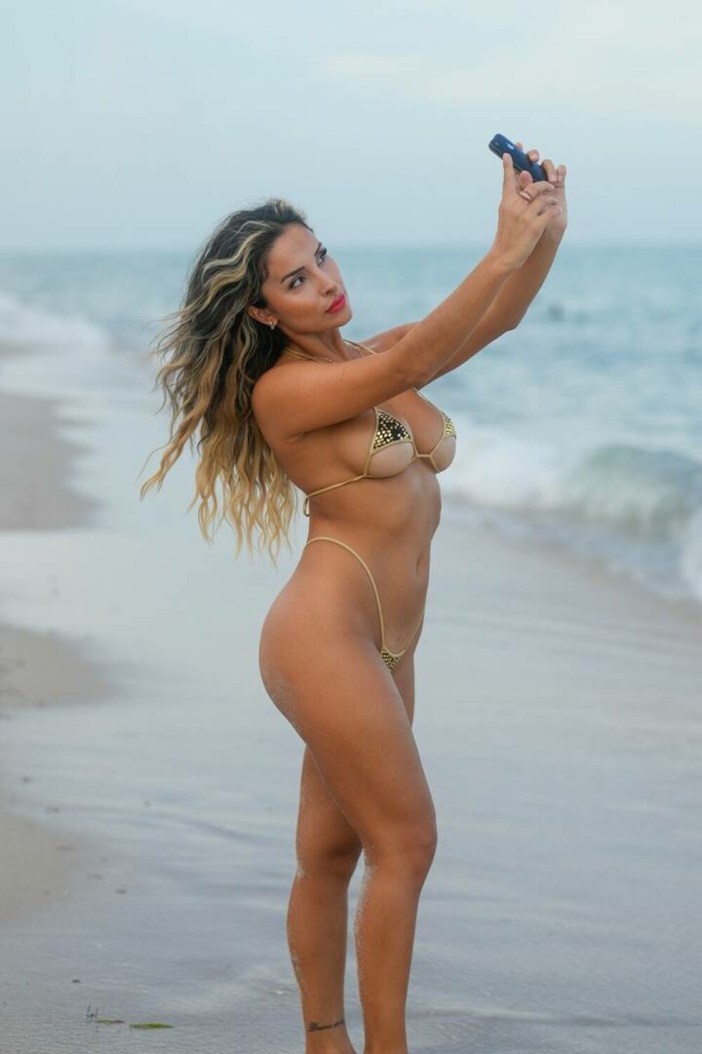 Fotomodelul care a purtat pe plajă un bikini minuscul auriu și a întors toate privirile. Dorina a pozat fără inhibiții | FOTO - Imaginea 6