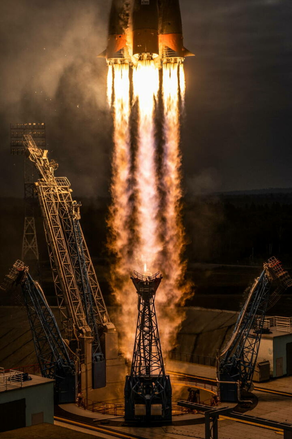 Rusia a lansat prima sa misiune pe Lună după aproape o jumătate de secol. Vor depozitele de apă GALERIE FOTO & VIDEO - Imaginea 14