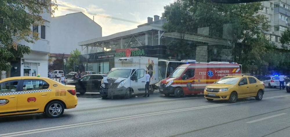 Accident între un autobuz STB și o autoutilitară, în Capitală. Patru persoane au fost transportate la spital. FOTO - Imaginea 4