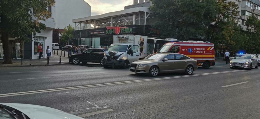 Accident între un autobuz STB și o autoutilitară, în Capitală. Patru persoane au fost transportate la spital. FOTO - Imaginea 2