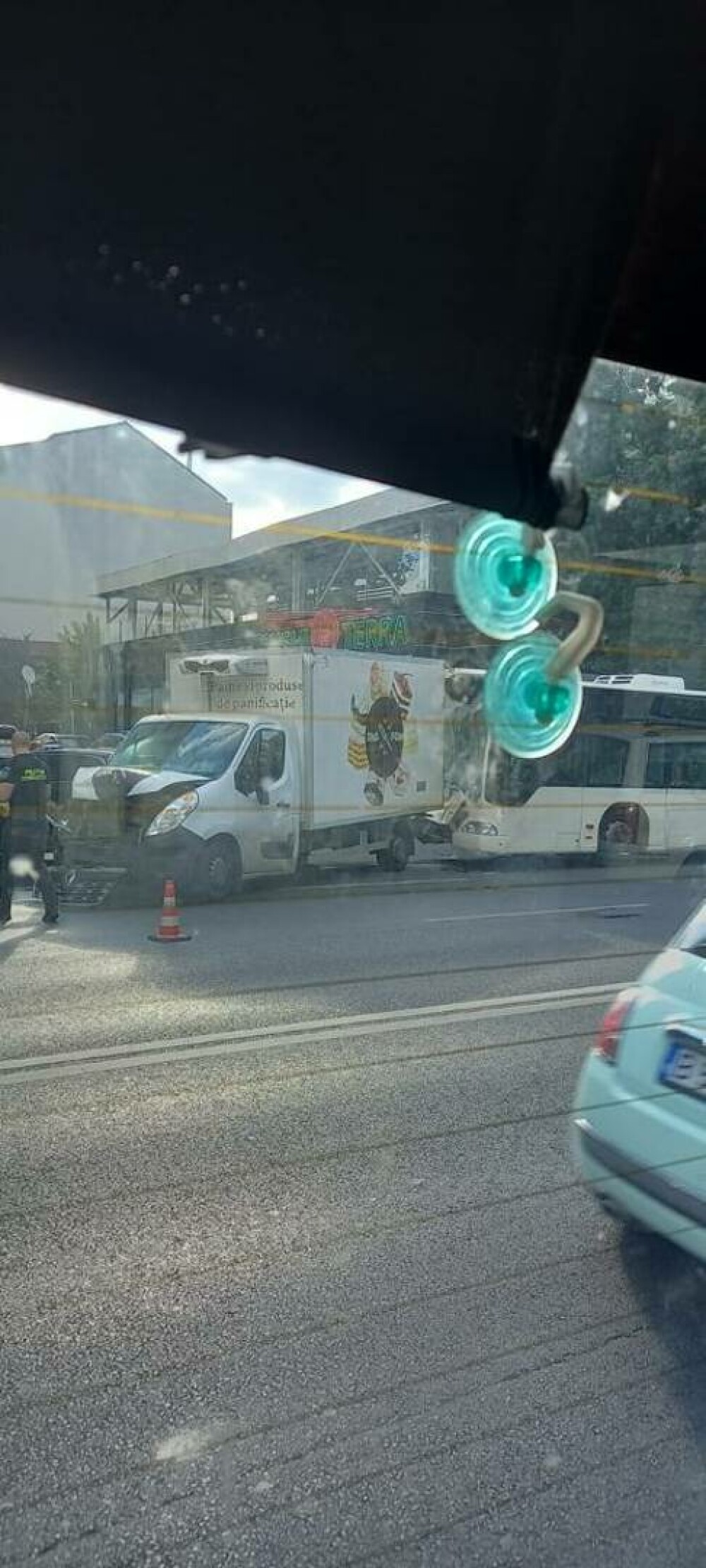 Accident între un autobuz STB și o autoutilitară, în Capitală. Patru persoane au fost transportate la spital. FOTO - Imaginea 3