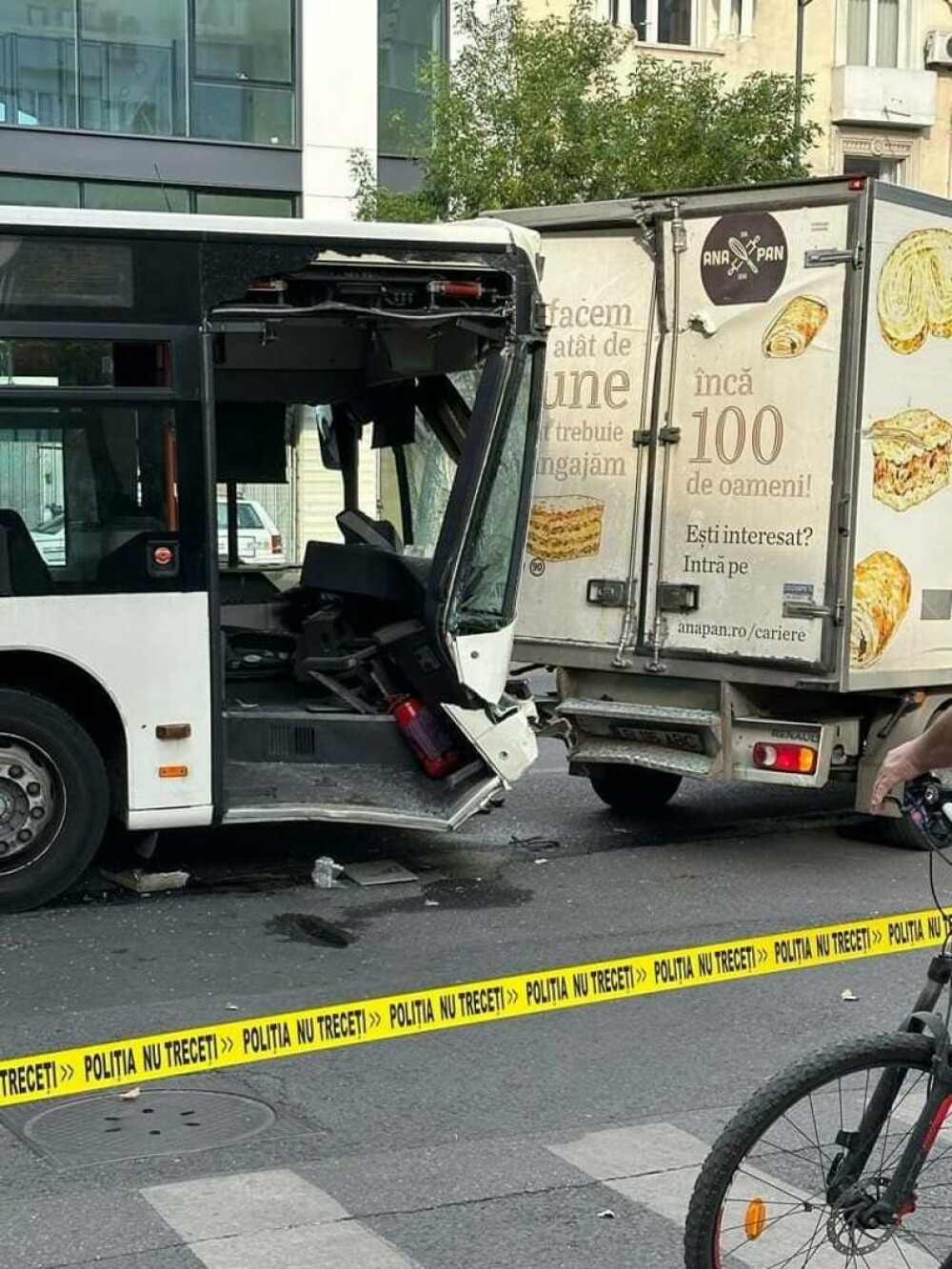 Accident între un autobuz STB și o autoutilitară, în Capitală. Patru persoane au fost transportate la spital. FOTO - Imaginea 1