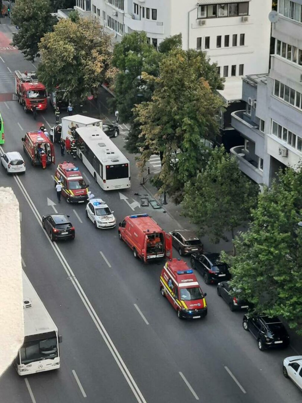 Accident între un autobuz STB și o autoutilitară, în Capitală. Patru persoane au fost transportate la spital. FOTO - Imaginea 5