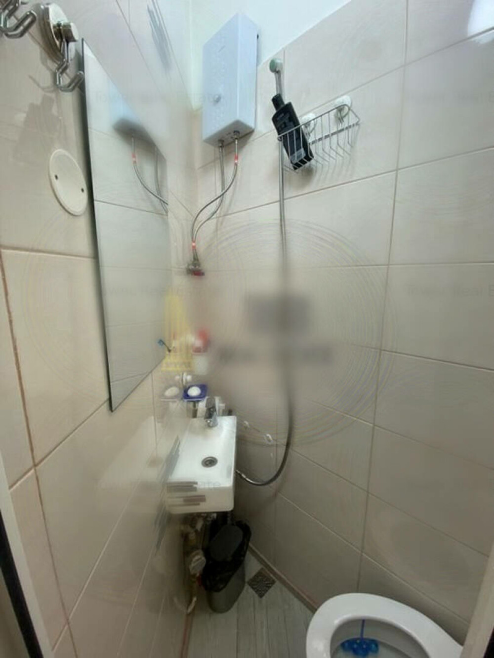 Cum arată garsoniera de 16 mp din Cluj care a pus internetul pe jar. „Dacă intră un țânțar la baie trebuie să stai la rând” - Imaginea 3