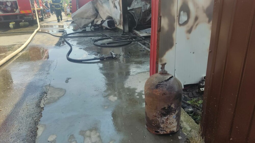 Incendiu la un service auto din Buzău. Un bărbat a suferit arsuri de gradul 4 la picioare | FOTO - Imaginea 1