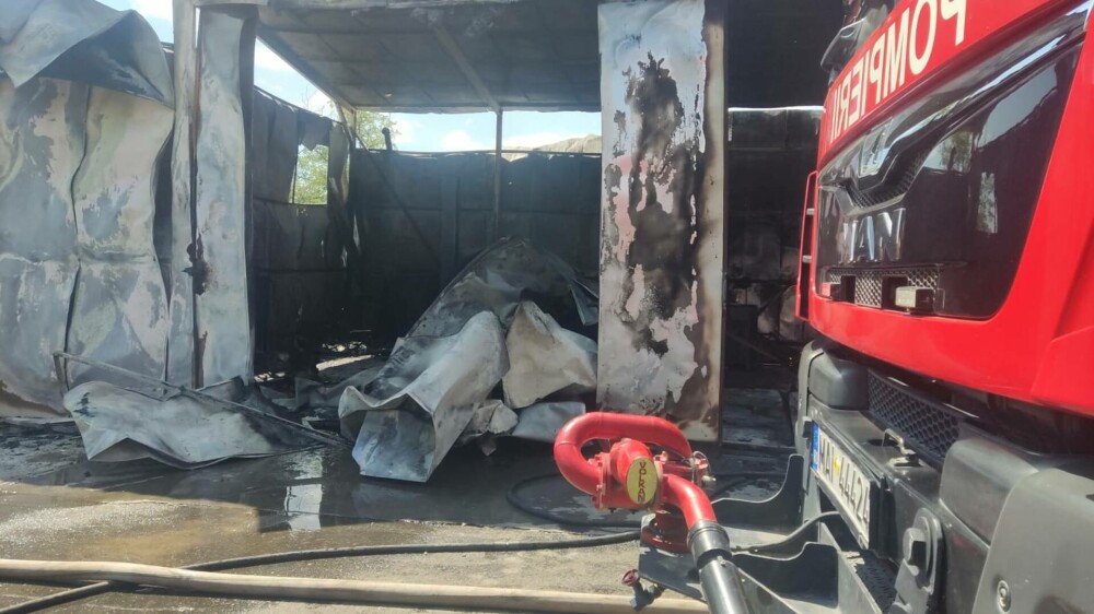 Incendiu la un service auto din Buzău. Un bărbat a suferit arsuri de gradul 4 la picioare | FOTO - Imaginea 3