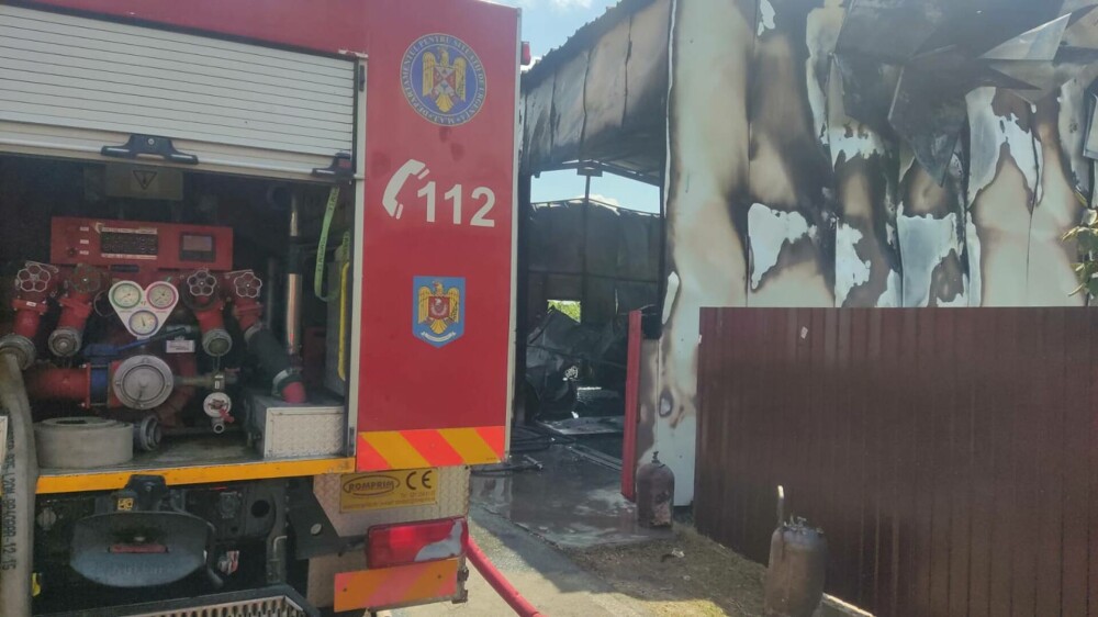 Incendiu la un service auto din Buzău. Un bărbat a suferit arsuri de gradul 4 la picioare | FOTO - Imaginea 7