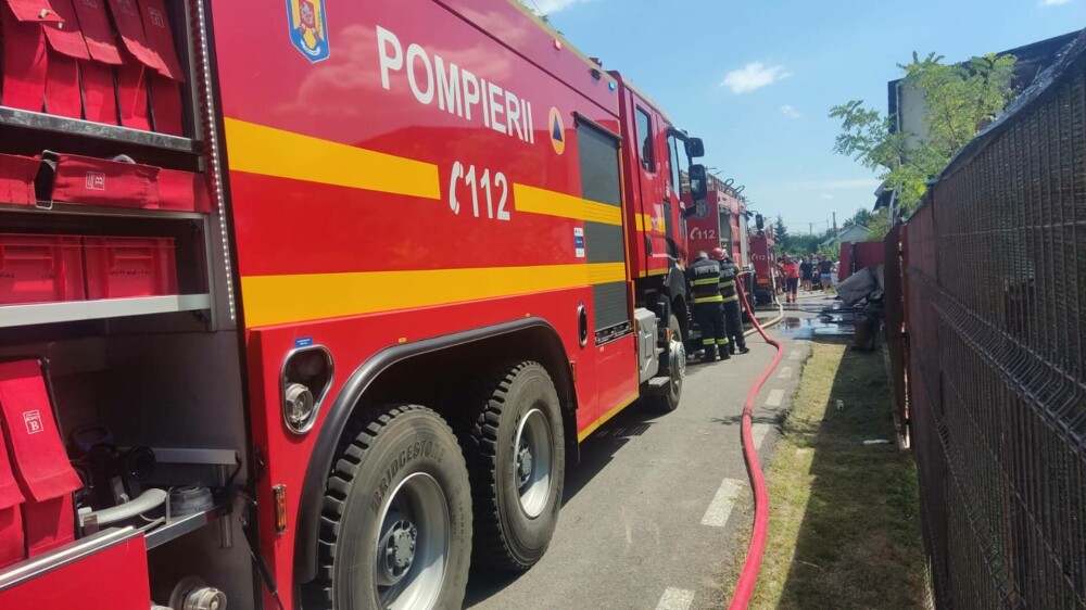 Incendiu la un service auto din Buzău. Un bărbat a suferit arsuri de gradul 4 la picioare | FOTO - Imaginea 8