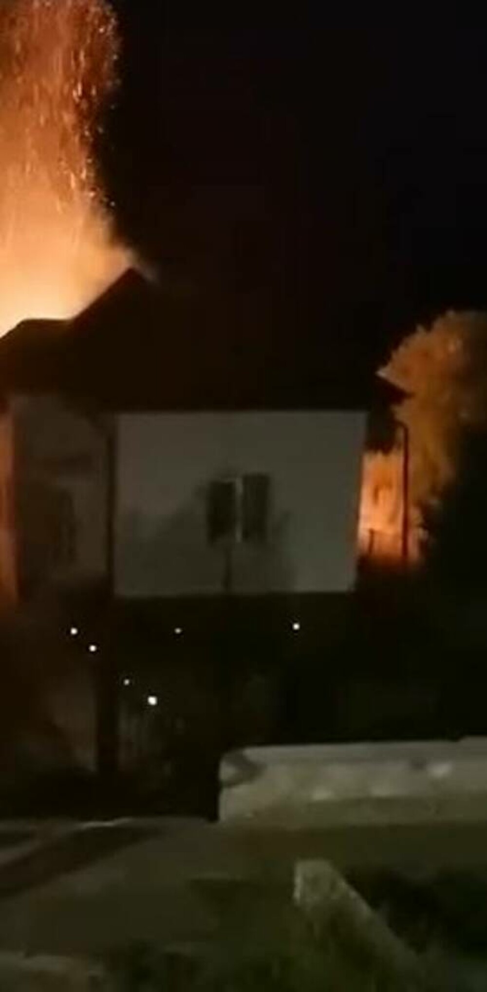 Incendiu de amploare la o gospodărie dintr-o comună din Argeș. Imagini de la fața locului | FOTO - Imaginea 6