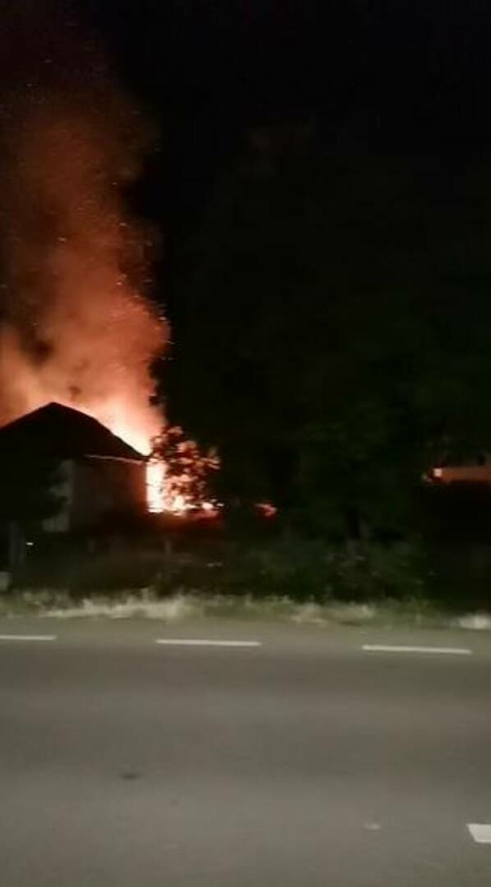 Incendiu de amploare la o gospodărie dintr-o comună din Argeș. Imagini de la fața locului | FOTO - Imaginea 2