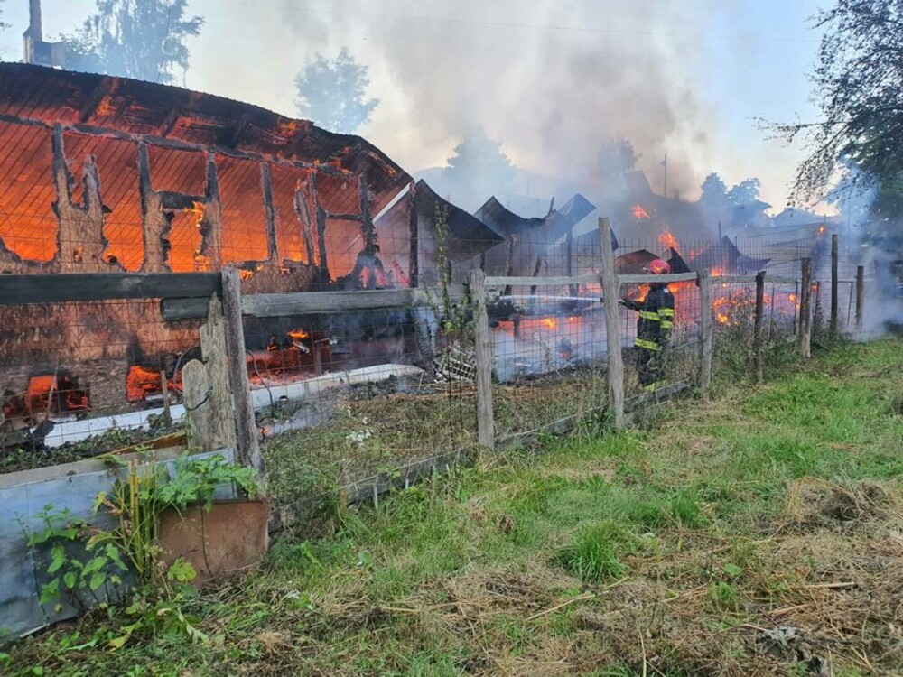 Magazin distrus într-un incendiu provocat de un scurtcircuit, în Bacău - Imaginea 1