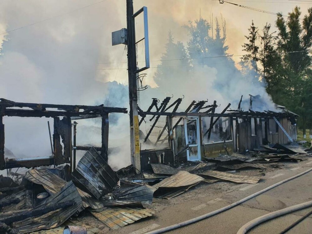 Magazin distrus într-un incendiu provocat de un scurtcircuit, în Bacău - Imaginea 2
