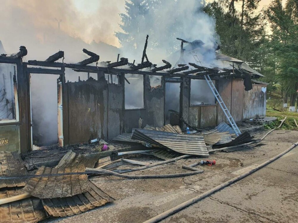 Magazin distrus într-un incendiu provocat de un scurtcircuit, în Bacău - Imaginea 3