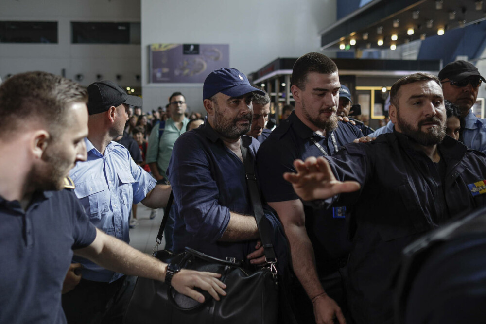 Darius Vâlcov a fost adus în România cu escortă, din Italia. Fostul ministru al Finanțelor a ajuns la închisoare - Imaginea 5