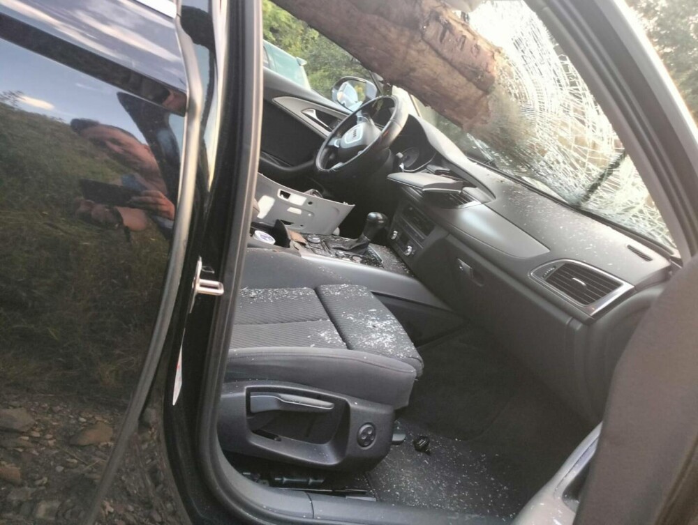 Accident ca în ”Final Destination” în Brașov. Un buștean dintr-un tir a străpuns parbrizul mașinii care circula în spate FOTO - Imaginea 4
