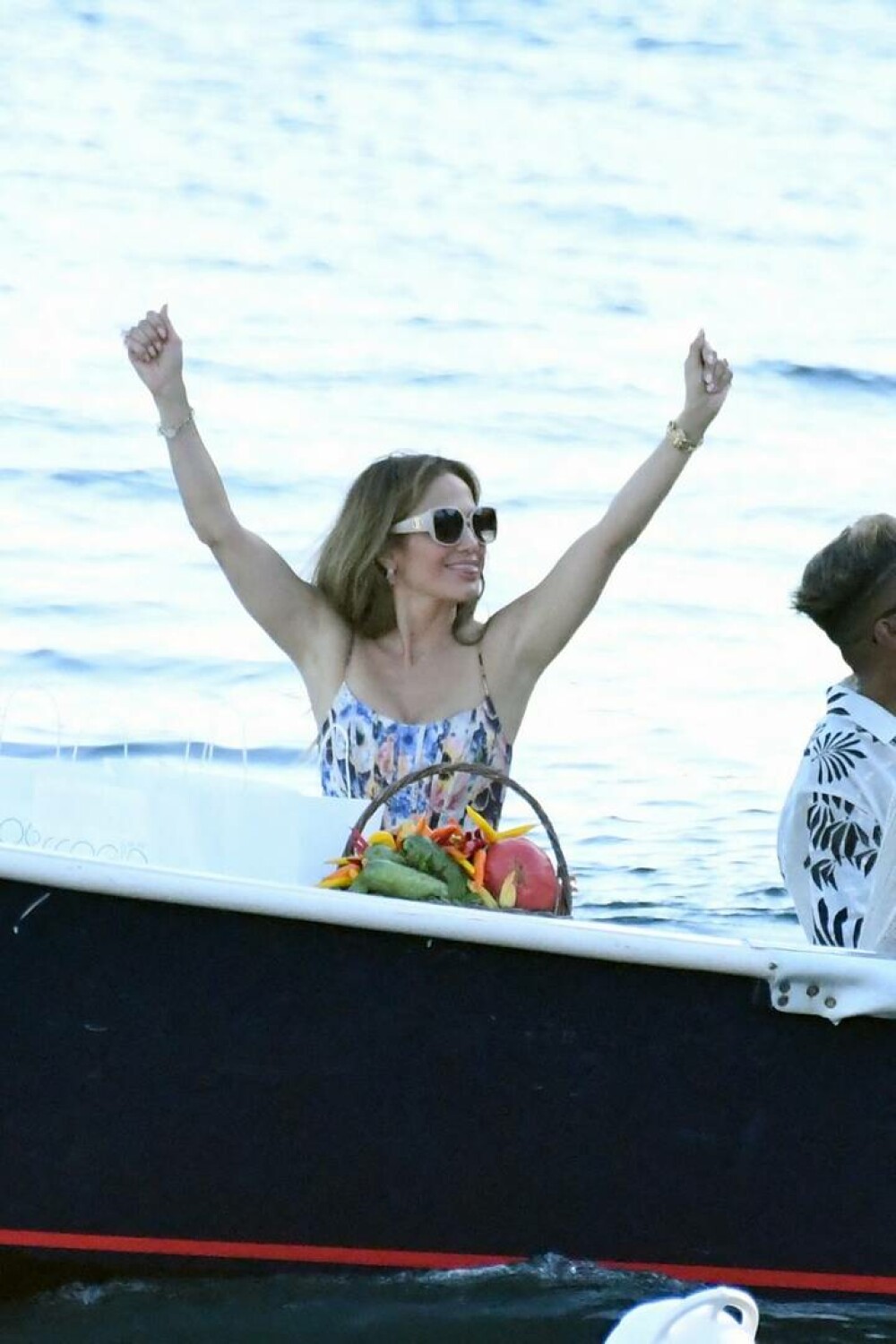 Jennifer Lopez a făcut show într-un restaurant din Capri, unde vedeta se află în vacanță. Gestul care i-a uimit pe toți VIDEO - Imaginea 4