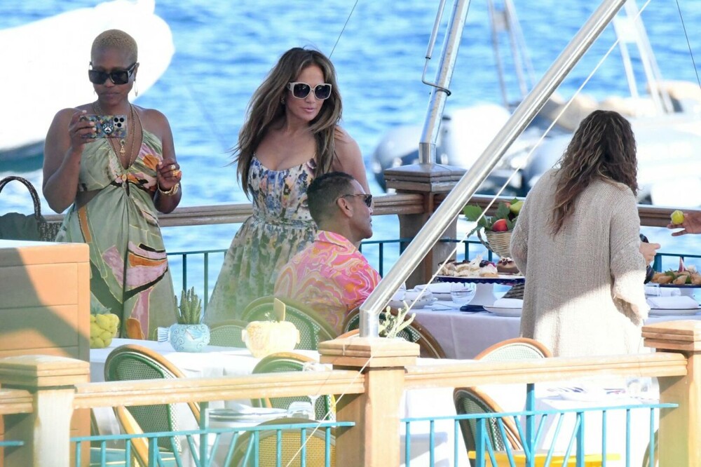 Jennifer Lopez a făcut show într-un restaurant din Capri, unde vedeta se află în vacanță. Gestul care i-a uimit pe toți VIDEO - Imaginea 7