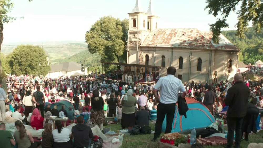 Zeci de mii de credincioși la Mănăstirea Nicula. Oamenii au dat ocol lăcașului de cult în genunchi și pe coate - Imaginea 2