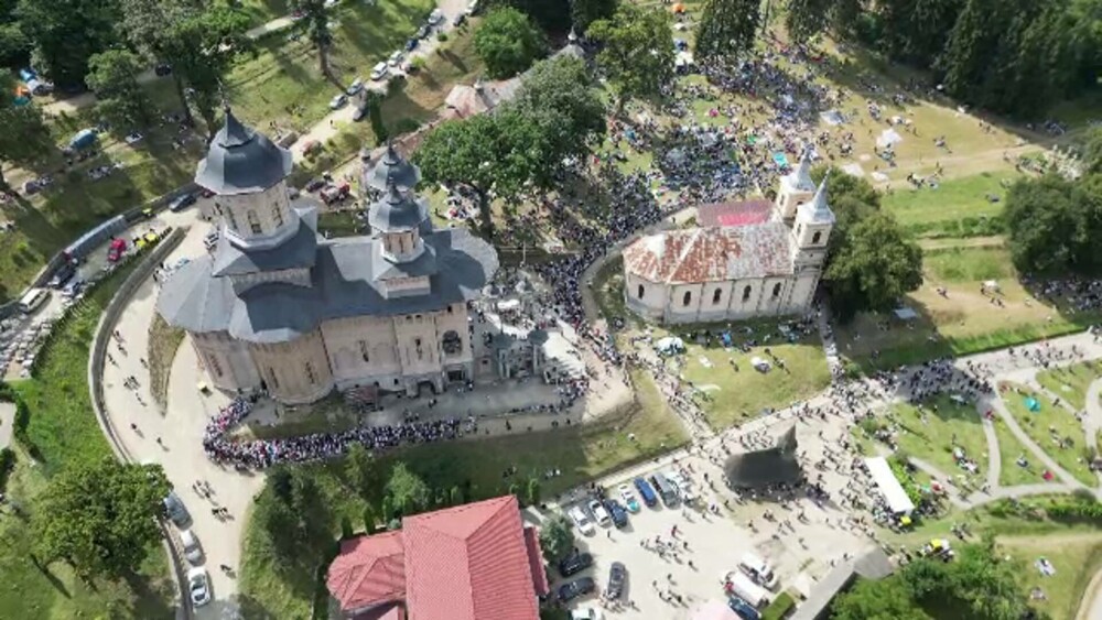Zeci de mii de credincioși la Mănăstirea Nicula. Oamenii au dat ocol lăcașului de cult în genunchi și pe coate - Imaginea 3