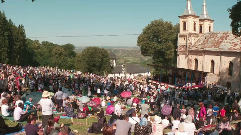 Zeci de mii de credincioși la Mănăstirea Nicula. Oamenii au dat ocol lăcașului de cult în genunchi și pe coate - Imaginea 4